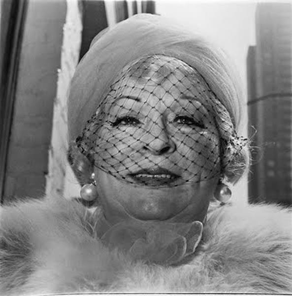Woman with a veil on Fifth Avenue, 1968 - Диана Арбус
