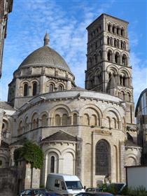 East End, Angoulême Cathedral, Charente, France - Романська архітектура