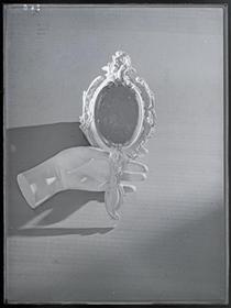Untitled (hand and mirror) - Дора Маар