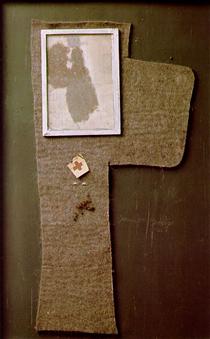 Halved Felt Cross with Dust Image "Magda" - 約瑟夫‧博伊斯