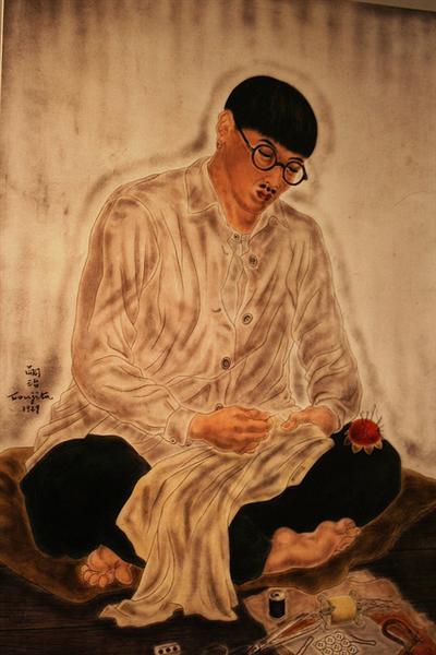 Leonard Foujita making his own clothes - Цугухару Фудзита