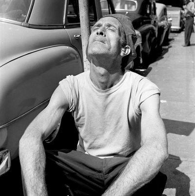 New York (Man Sunning on Street), 1955 - 薇薇安·迈尔